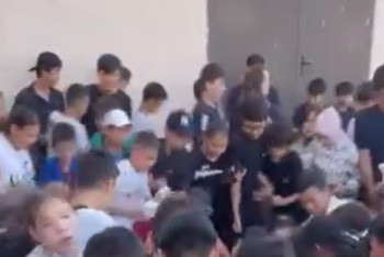 Фотография к новости: Бесплатная раздача наушников в Актау спровоцировала давку среди подростков