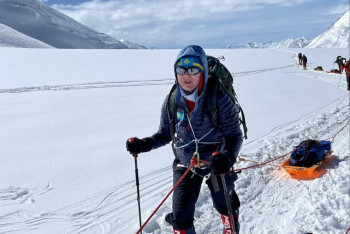 Фотография к новости: Известная альпинистка вместе с  картинами Карипбека Куюкова  собрала миллион для сирот из области Абай