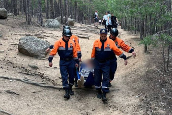 Фотография к новости: Пенсионерку с травмой ноги спустили с горы в Бурабае