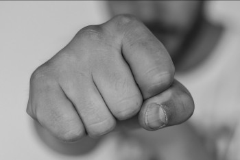 Массовая драка произошла перед рестобаром в Караганде