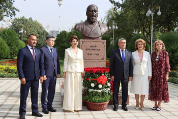 Фотография к новости: Бюст поэту и мыслителю Абаю открыли в Душанбе