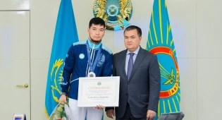 Боксёру Нурбеку Оралбаю вручили внедорожник в Астане