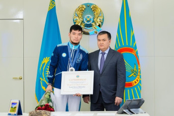 Фотография к новости: Боксёру Нурбеку Оралбаю вручили внедорожник в Астане