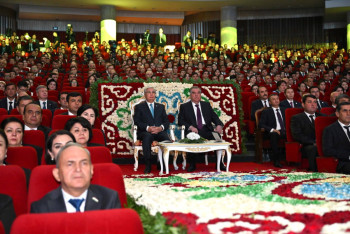 Фотография к новости: Президенты посетили концерт по случаю открытия Дней культуры Казахстана в Таджикистане