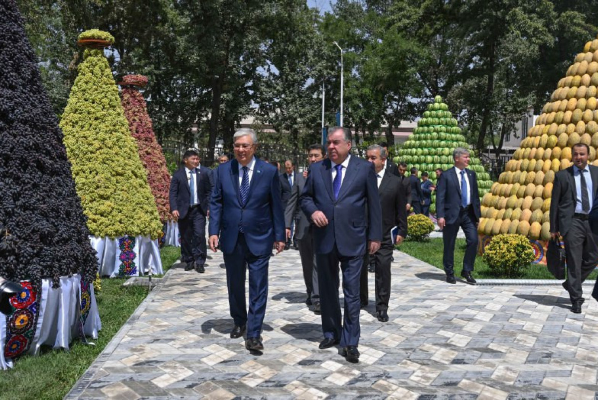 Президенты Казахстана и Таджикистана посетили выставку сельхозпродукции и национальных блюд