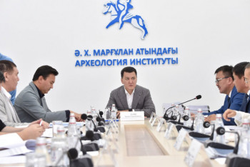 Фотография к новости: Ерлан Карин проверил подготовку нового многотомника по истории Казахстана