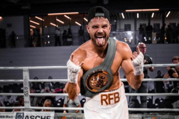 Фотография к новости: Боксёр из Казахстана побил непобеждённого  соперника из Германии в бою за титул WBC