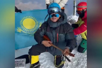 Фотография к новости: Казахстанец сыграл кюй "Адай" на вершине Эльбруса