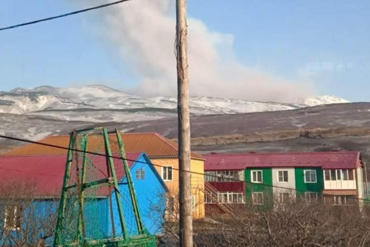 Вулкан Эбеко выбросил пепел на высоту 2 км