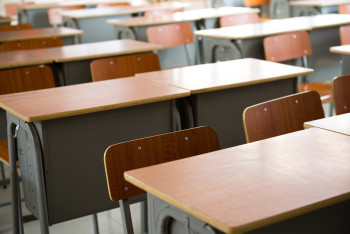 Фотография к новости: Из-за срыва графика строительства дети вынуждены учиться в здании лесхоза в Акмолинской области