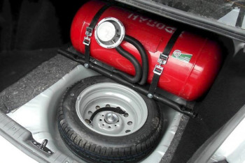 Фотография к новости: Зачем Минэнерго вынуждает автовладельцев отказаться от сжиженного газа в пользу сжатого