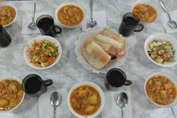 Фотография к новости: Бесплатные обеды и доступная запрещёнка: как бизнес в школах губит детей