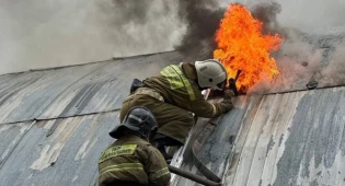 Пожар в автосервисе тушат в Астане