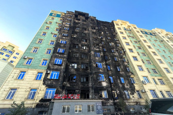 Фотография к новости: Мощный пожар в жилом доме сняли на видео в Актау