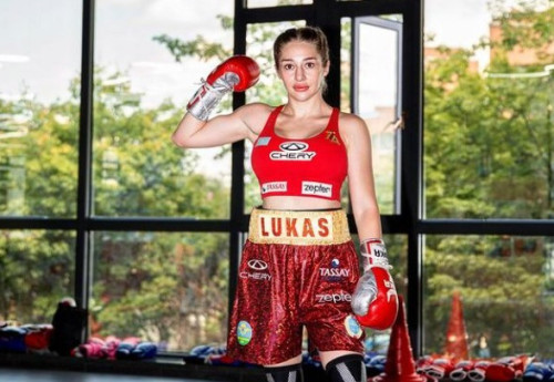 Фотография к новости: "Казахстанская Барби" сломала челюсть сопернице из Таиланда