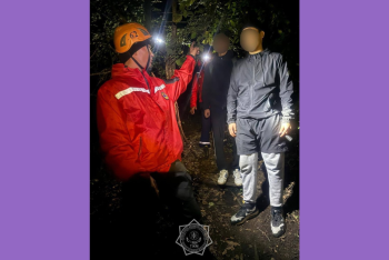 Спасатели отыскали троих молодых туристов в горах Алматинской области