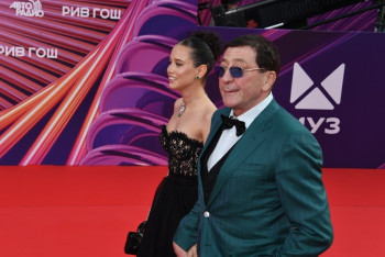 Фотография к новости: Лепс поцеловал свою 18-летнюю невесту на глазах у её мамы