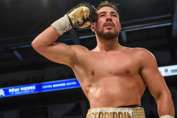 Фотография к новости: Жёстким нокаутом закончился исторический бой Садриддина Ахмедова в США