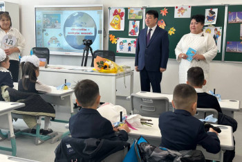 Фотография к новости: Гани Бейсембаев посидел за партой и вспомнил свои школьные годы