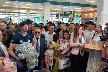 Фотография к новости: Призеры Олимпиады Нариман Курбанов, Александра Ле и Ислам Сатпаев вернулись на родину