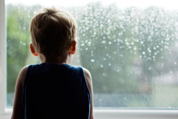 Четырехлетний мальчик выпал из окна четвертого этажа в Шымкенте