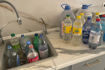 Фотография к новости: Дом в баклажках и вода по часам: Почему главная проблема жителей Актау до сих пор не решена