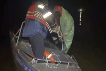 Ветер и волны помешали лодке с людьми вернуться на берег Бухтарминского водохранилища