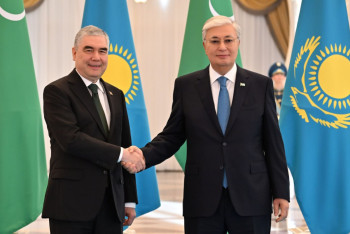 Фотография к новости: Токаев встретил главу Туркменистана Гурбангулы Бердымухамедова