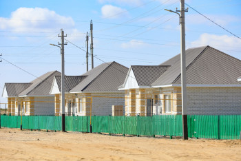 Фотография к новости: В пострадавшем от паводка селе Кумсай жители получили ключи от новых домов