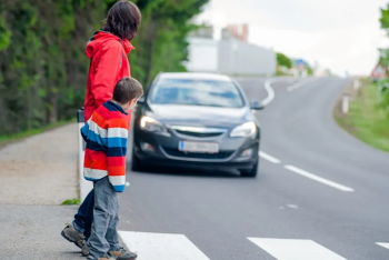 Фотография к новости: Детей с ментальными нарушениями в Астане хотят оставить без инватакси: родители в панике