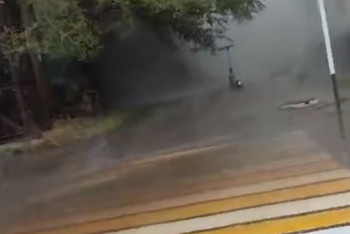 Горячей водой затопило улицу в Темиртау