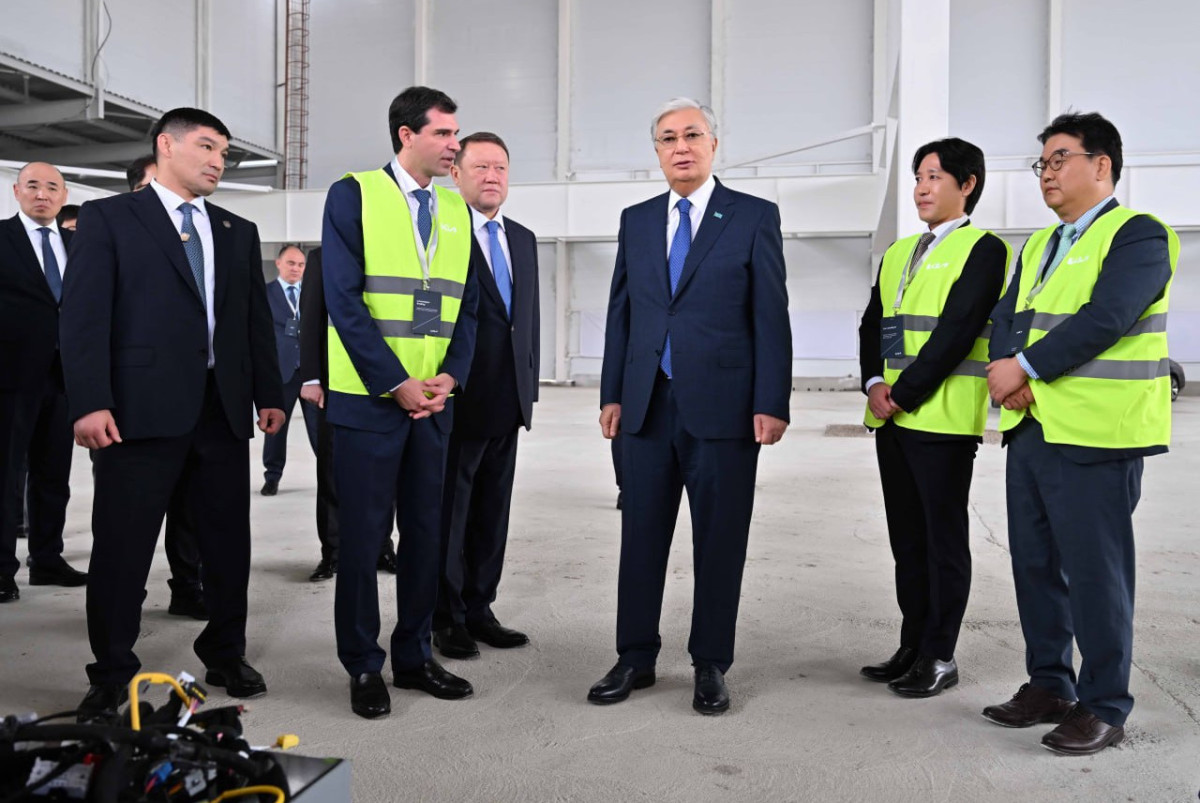 Токаеву показали, как строят завод Kia в Костанайской области