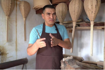 Фотография к новости: Как благодаря росту популярности домбры казахстанец построил успешный бизнес