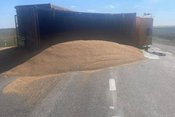 Фотография к новости: Грузовик с зерном опрокинулся и перекрыл трассу в Костанайской области