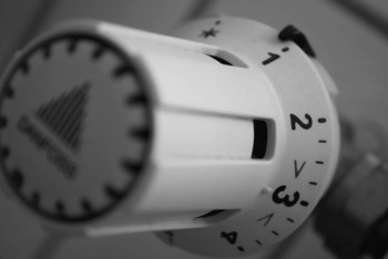 Сотни многоэтажек ВКО не готовы к зиме из-за долгов жильцов