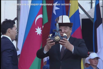 Фотография к новости: Тотем Всемирных игр кочевников передали Кыргызстану