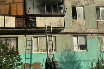 Фотография к новости: Троих детей пришлось эвакуировать пожарным из горящей многоэтажки в Костанае