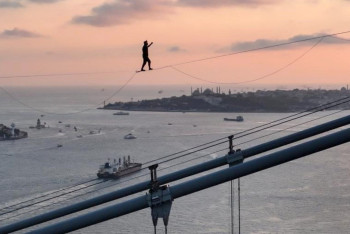 Фотография к новости: Эстонский акробат перешел по канату из Азии в Европу