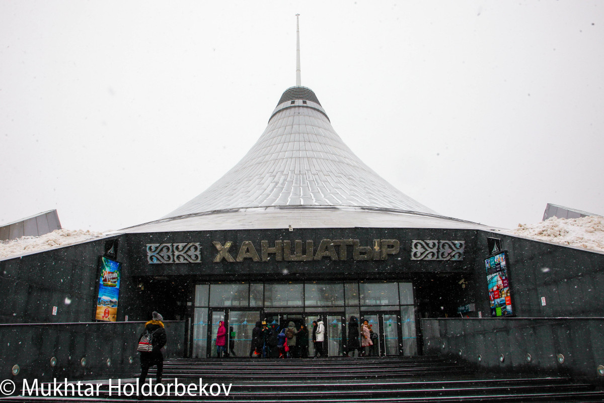 Девушка сняла нижнее белье у входа в Хан Шатыр в Астане