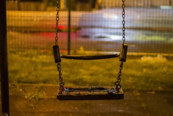 В Актобе 9-летний ребенок погиб после падения с качелей