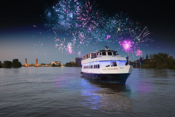 Фотография к новости: Фейерверк уничтожил роскошную яхту у берегов США