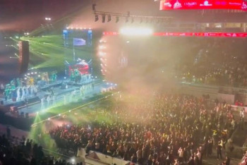 Фотография к новости: 12 тысяч зрителей хором исполнили песню "Анашым" в Астане