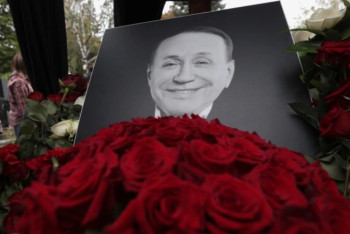 Фотография к новости: Неизвестный вандал разгромил могилу Маслякова