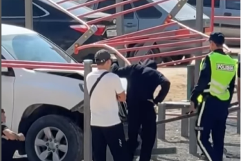 Фотография к новости: Внедорожник вpезался в детскую площадку в Жанаозене