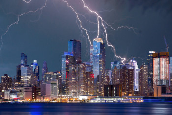 Фотография к новости: Шторм в США: К казахстанцам обратились в Центре международных программ