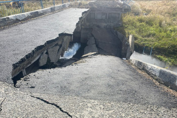Фотография к новости: Нуждался в ремонте: В ВКО обрушился мост соединяющий два района