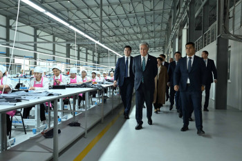 Фотография к новости: Новую швейную фабрику показали Токаеву в Туркестанской области