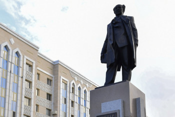 Фотография к новости: Памятник Мухтару Ауэзову открыли в Астане