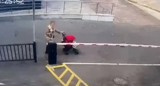 В Астане задержали девушку с коляской, которая расклеивала стикеры с QR-кодами