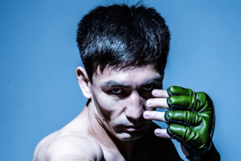 Фотография к новости: Казахстанский боец с одного удара  нокаутировал японца